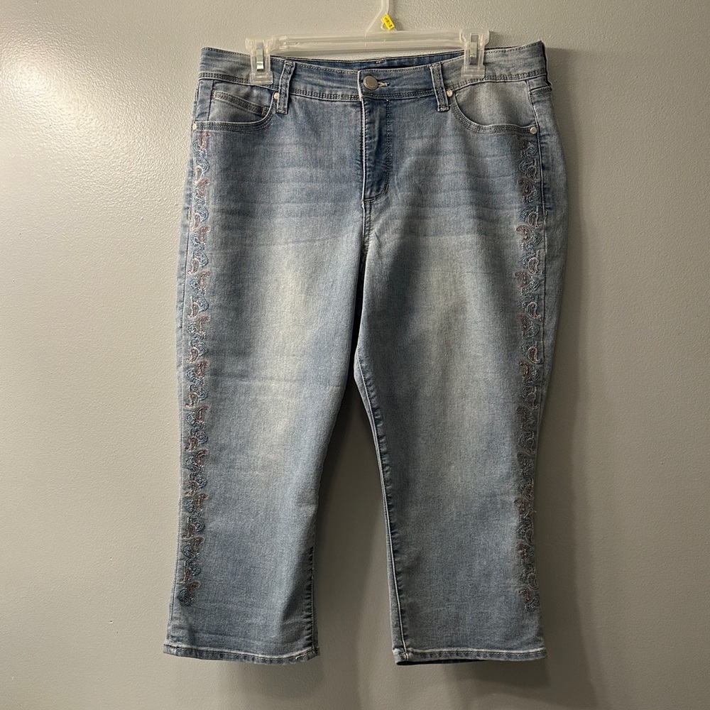 Bandolino Light Blue Cropped Jeans with Embroidery